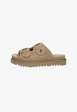 Beige suède slidesandaal met twee verstelbare gespsluitingen en een pluizige rand op een dikke, geribbelde zool.
