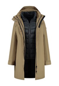 Beige lange jas met capuchon, gelaagd over een zwarte gewatteerde zip-up jas, beide met zichtbare voorkeursritsen en open voorkanten.