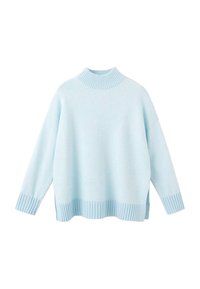 Velik modro obarvan pulover iz mehke pletene tkanine, z visokim rebrastim ovratnikom in manšetami ter stranskimi razporki na spodnjem robu.