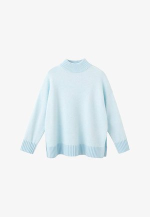 Suéter azul claro de gran tamaño en material de tejido suave, con cuello alto acanalado y puños, y aberturas laterales en el dobladillo.