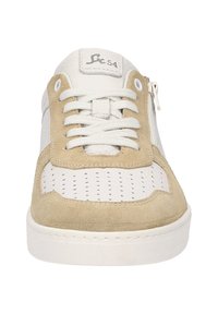 Sneaker mit einem Obermaterial aus weißem Leder und beige-suede Akzenten, durchbrochenen Details, hellen Schnürsenkeln und einem seitlichen Reißverschluss für einfachen Zugang.