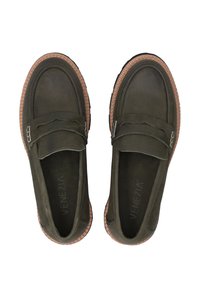 Olijfgroene loafers met leren bovenkant, bruine rubberen zool, decoratieve stiksels en een gestructureerde afwerking. Merkwaarde verdiept aan de binnenkant.