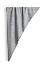 Tissu en feutre gris triangulaire avec une texture douce, présentant un design drapé. Aucun motif ni élément métallique visible.