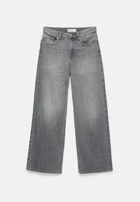 Jean gris à jambes larges avec bouton avant, fermeture éclair et style cinq poches, posé à plat sur un fond blanc.