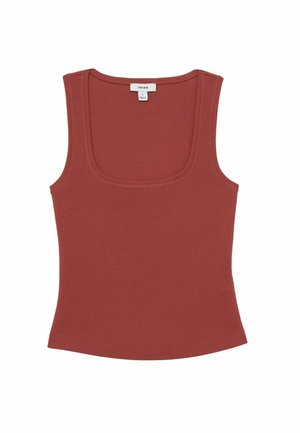 Rustfarvet ribstrikket ærmeløs tanktop med rund halsudskæring, lige kant og et lille hvidt mærke med mærke inde i kraven.