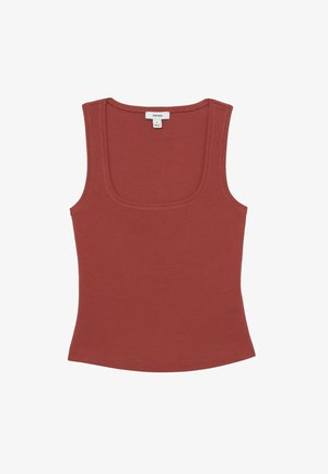 Rustfarvet ribstrikket ærmeløs tanktop med rund halsudskæring, lige kant og et lille hvidt mærke med mærke inde i kraven.