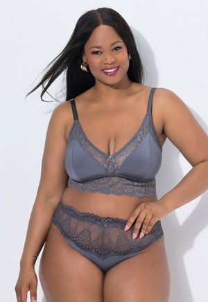 Grijze bralette met kanten rand en bloemenpatroon, gecombineerd met bijpassende hoge taille slipjes met vergelijkbare kanten details en bloemenaccenten.