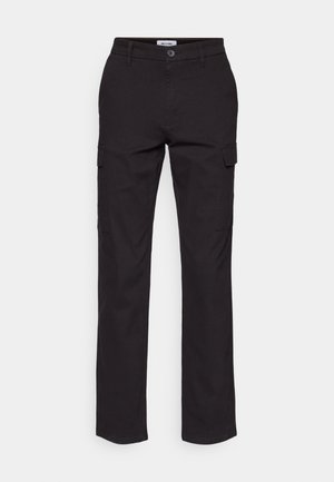 Pantaloni cargo neri con un design a gamba dritta, dotati di tasche laterali, chiusura con bottone e un resistente tessuto in cotone misto.