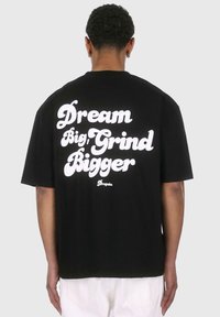 Dropsize - HEAVY DREAM AND GRIND - Marškinėliai su spaudiniu - black Miniatiūros vaizdas 1