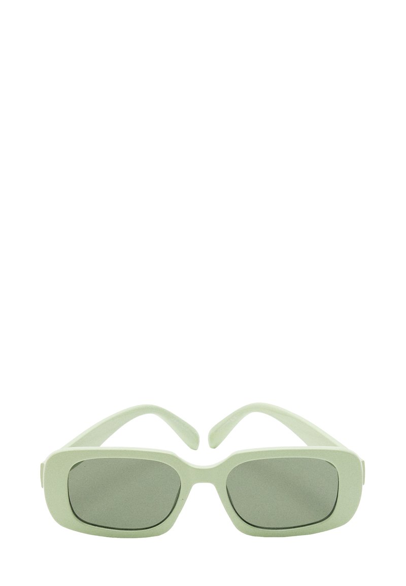 Prostokątne okulary przeciwsłoneczne z matową ramą w jasnym zielonym kolorze i szarymi soczewkami. Gładka tekstura, proste zauszniki i brak widocznych logo.