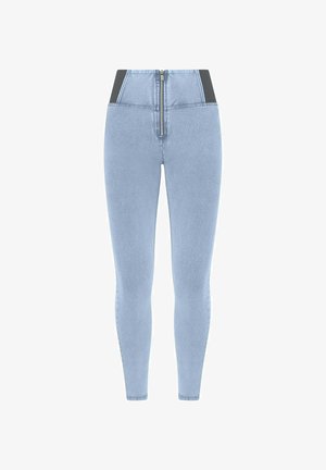 Vaaleansiniset korkeat farkut, joissa on vetoketjukiinnitys. Farkuissa on sileä pinta ja tiukka muotoilu, joka kapenee nilkassa.