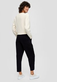 s.Oliver MIT SUPER HIGH WAIST - Cargohose - schwarz