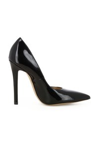 Décolleté in pelle verniciata nera con punta appuntita, tacco stiletto sottile e un dettaglio a taglio laterale, caratterizzato da una finitura liscia e lucida.