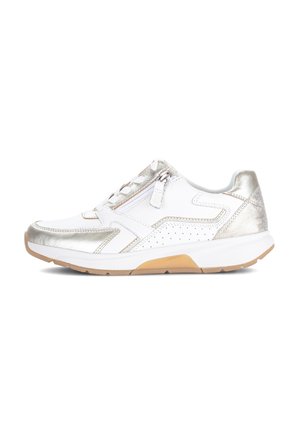 Chaussure de sport blanche avec accents argentés, design perforé, fermeture à lacets et fermeture éclair latérale. Dispose d'une semelle en caoutchouc texturée.