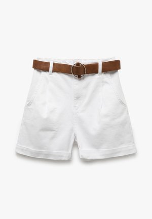 Shorts en coton blancs avec un ourlet replié, dotés de deux poches latérales et d'une ceinture en cuir marron avec une boucle circulaire en argent.