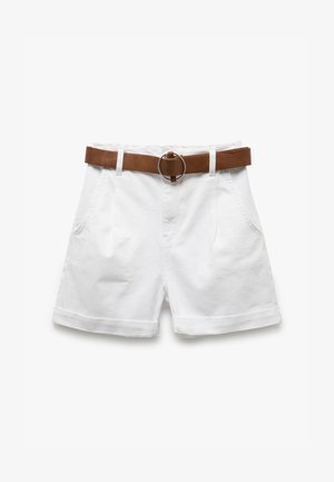 Shorts en coton blancs avec un ourlet replié, dotés de deux poches latérales et d'une ceinture en cuir marron avec une boucle circulaire en argent.