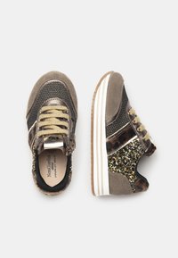 Brązowe i złote sneakersy z siateczki, zamszu i akcentami w panterkę. Posiadają złote sznurówki, błyszczące detale oraz grubą białą podeszwę.