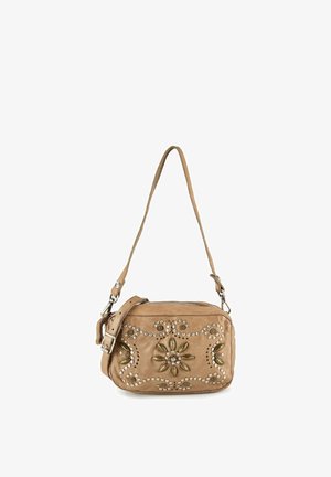 Piccola borsa a tracolla in pelle color cuoio con motivi floreali di borchie metalliche e tracolla regolabile su sfondo bianco.