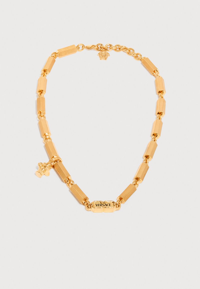 Χρυσό κολιέ με αλυσίδα από ορθογώνιους, υφασμένους κρίκους, με μενταγιόν κεφάλι Μέδουσας και κούμπωμα χαραγμένο με τη λέξη «VERSACE» σε λευκό φόντο.