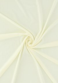 Jasno kremowy materiał ułożony w spiralę, o gładkiej, miękkiej fakturze z delikatnym połyskiem. Idealny do różnych projektów krawieckich.