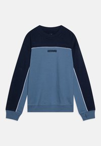 Plavi dukserica s dizajnom u blokovima boja, s tamnoplavim i svijetloplavim dijelovima, rebrastim okruglim izrezom i logom "Abercrombie" na prednjoj strani.