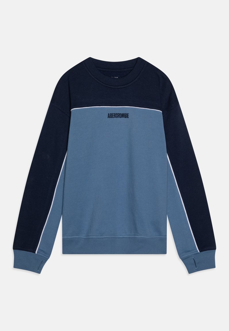 Plavi dukserica s dizajnom u blokovima boja, s tamnoplavim i svijetloplavim dijelovima, rebrastim okruglim izrezom i logom "Abercrombie" na prednjoj strani.