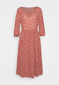 Robe à imprimé floral rouge avec un décolleté en V, des manches trois-quarts et une taille élastique. Présente de petits accents de fleurs blanches et jaunes.