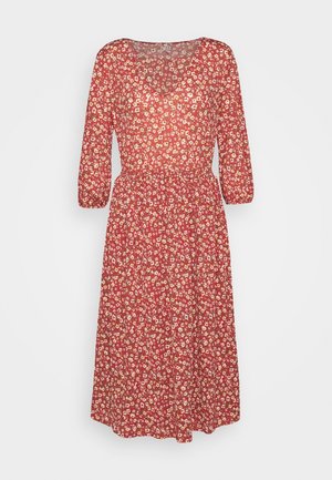 Vestido rojo con estampado floral, escote en V, mangas de tres cuartos y cintura elástica. Presenta pequeños detalles de flores blancas y amarillas.