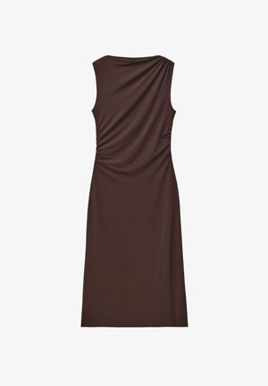 Braun ärmelloses Kleid mit drapiertem Stoff und gerafften Details auf einer Seite, glatte Textur, knielanger Schnitt und minimalistisches Design.