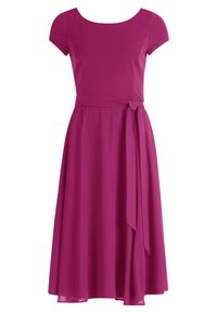 Fuchsia Kleid mit kurzen Ärmeln, runder Ausschnitt und einer gebundenen Taillendetail. Fließender, leichter Stoff bildet eine A-Linie Silhouette.