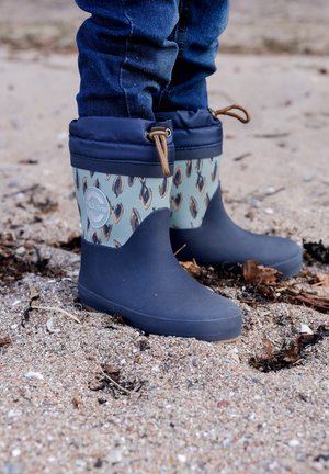 Mėlyni guminiai lietaus batai turi raštuotą liemens dalį su abstrakčiais raštais, tekstūruotą apatinę dalį ir viršuje esančią raištelių užsegimą.