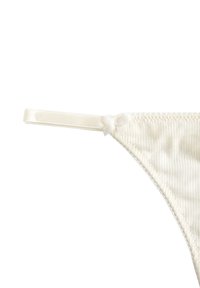 Krämfärgad bikiniunderdel med ribbad textur, med en smal rem och en liten rosettdetalj vid sidosömmen.