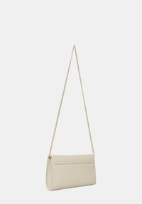 Borsa a pochette beige realizzata in pelle liscia, con chiusura a pattina, tracolla in catena dorata e forma rettangolare con linee pulite.