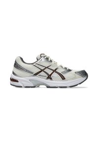 Buty biegowe z przewiewną, białą siateczką, srebrnymi akcentami, brązowymi detalami oraz wyściełaną białą podeszwą z wzorzystą teksturą.