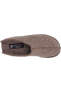 Pantofole in feltro di lana marrone con punta arrotondata, design senza cuciture e una cucitura lungo la parte superiore. L'etichetta all'interno indica il materiale e la misura.