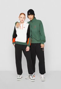 Lacoste EXCLUSIVE UNISEX - Tréningruha alsók - black