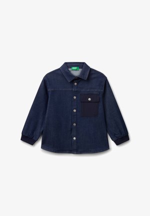 Veste en jean bleu foncé à manches longues, avec fermeture par boutons, col, manches retroussées et une poche poitrine à bouton sur le côté gauche.