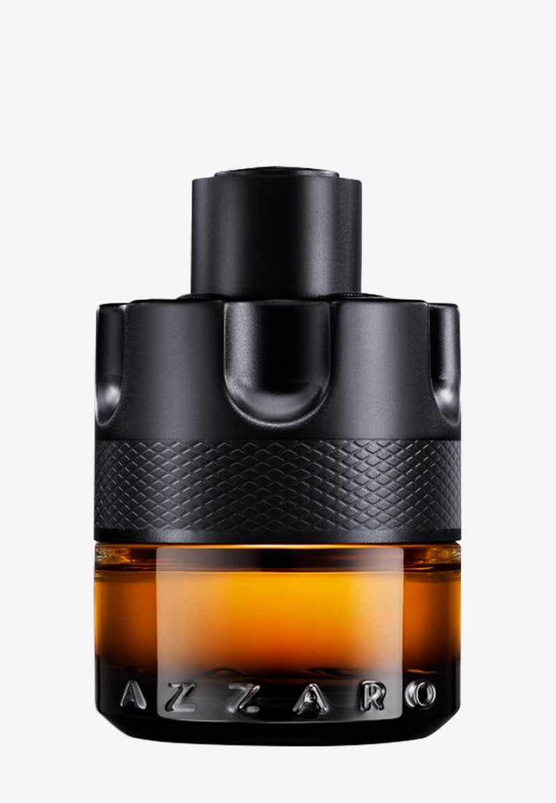 Bottiglia di profumo nera a forma di granata con liquido ambrato internamente e "AZZARO" in rilievo sulla parte inferiore frontale.