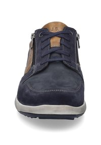 Námořnické semišové boty s hnědými koženými akcenty, vybavené šněrováním a bočními zipy. Kulatá špička a gumová podrážka s texturovaným povrchem.