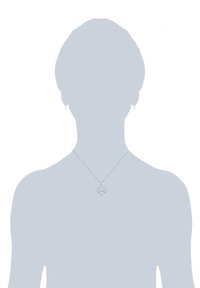 Collana d'argento con un pendant infinito, caratterizzata da un design testurizzato e piccoli strass trasparenti lungo i bordi, su una catena fine.