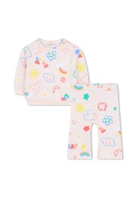 Tweedelig kinderkleding bestaande uit een lichtroze sweatshirt en bijpassende geribde broek, beide versierd met kleurrijke wolken, zonnen en bloemen.