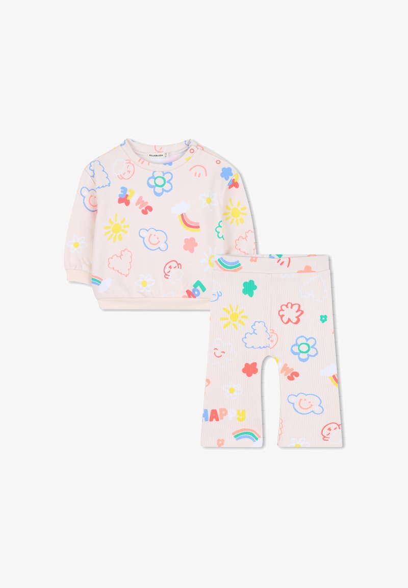Tweedelig kinderkleding bestaande uit een lichtroze sweatshirt en bijpassende geribde broek, beide versierd met kleurrijke wolken, zonnen en bloemen.