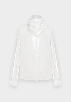 Camisa branca, brilhante, de botões, com mangas longas e um lenço correspondente ao redor do pescoço. Apresenta uma textura suave e detalhes decorativos nos punhos.