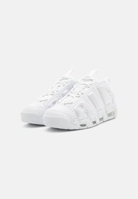 Λευκά αθλητικά παπούτσια με συνθετικό και διχτυωτό υλικό, επενδεδυμένη γλώσσα, στρογγυλεμένη μύτη και υφασμάτινη σόλα με μεταλλικές λεπτομέρειες.