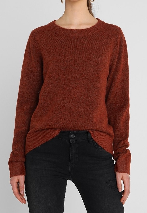 Rostfarbener Strickpullover mit Rundhalsausschnitt, langen Ärmeln und seitlichen Schlitzen, mit einer weichen Textur sowie gerippten Bündchen und Saum.