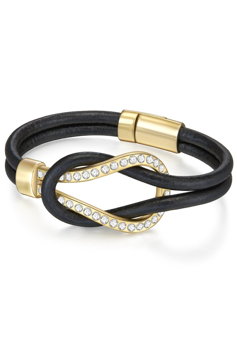 Pulsera de cuero negro con herrajes dorados, que presenta un diseño entrelazado y una fila de piedras de imitación transparentes a lo largo de la curva.