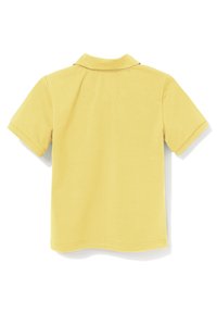 Tylny widok gładkiej, żółtej koszulki polo z krótkim rękawem i kołnierzykiem na białym tle.