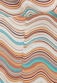 Tissu avec des rayures ondulées dans des teintes de marron, crème et turquoise. Le matériau a une finition texturée, créant une profondeur visuelle et un mouvement.