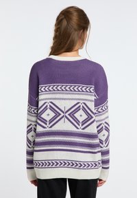Maglione oversize viola e crema con motivi geometrici, realizzato in maglia strutturata e dotato di polsini e orlo a costine. Vista posteriore.