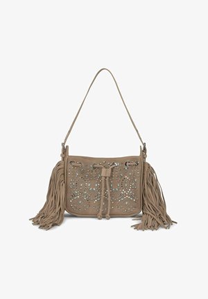 Bolso de mano de ante beige con adornos de strass y flecos. Cuenta con una correa para el hombro y un cierre con cordón. Presenta una superficie texturizada.